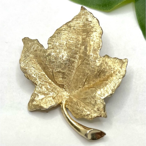 Charel Designed Vintage Golden Leaf Brooch - Picture 1 of 3